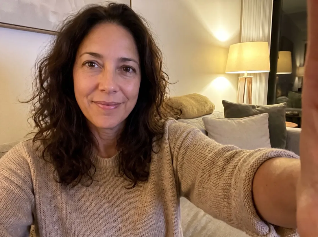 Selfie einer Anwenderin zu Hause auf dem Sofa