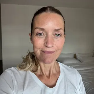 Julia S., 44