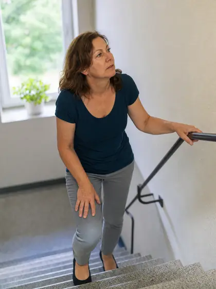 Frau macht auf der Treppe eine Pause